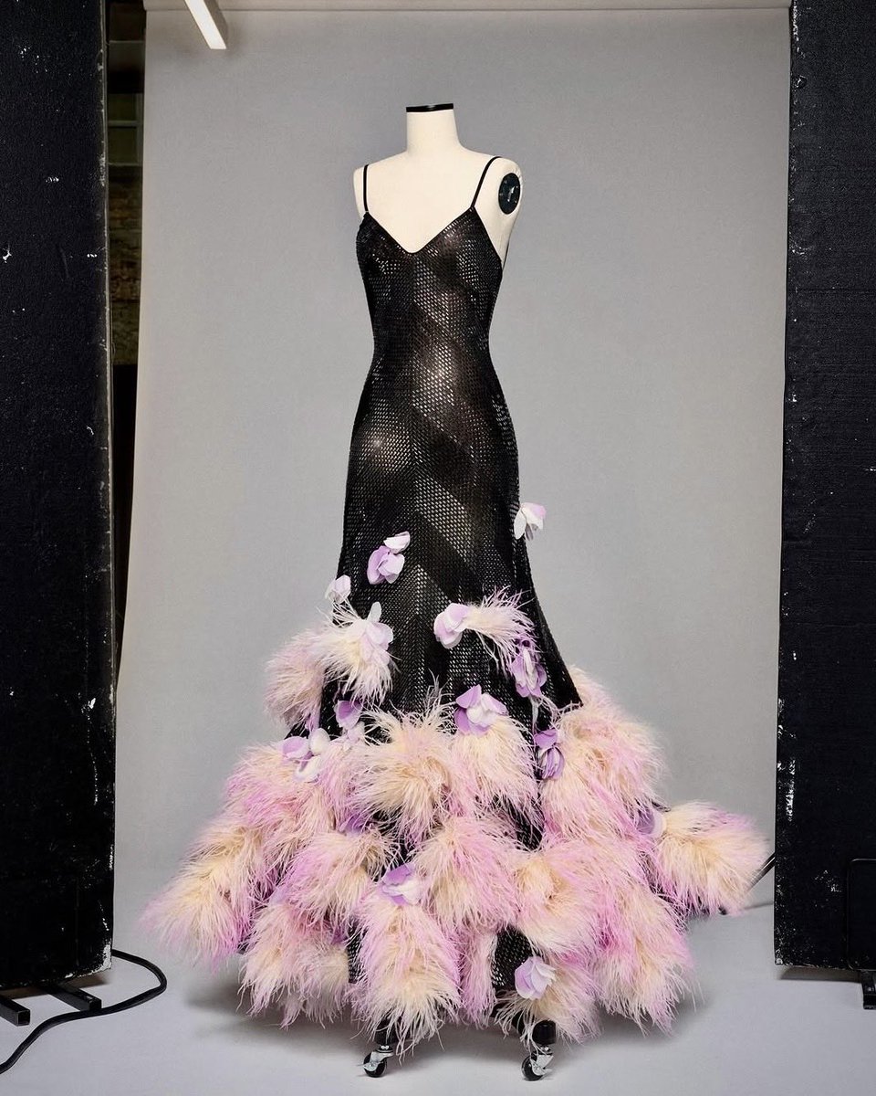 closetineed's tweet photo. Olivia in custom Self Portrait for one of her shows in Manchester https://t.co/TGdmrPhVFT
