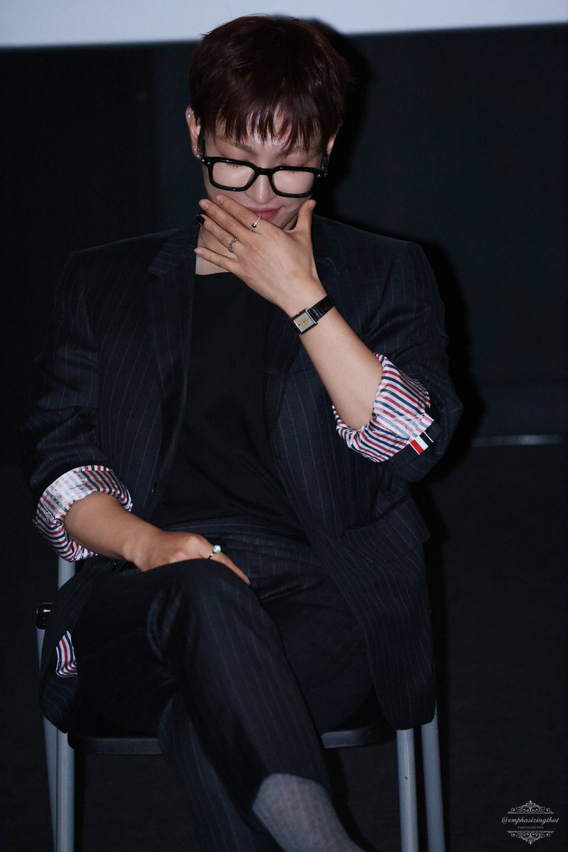 mooonbunny's tweet photo. the team ring always stays OOOONNN https://t.co/QMWolM6sFN