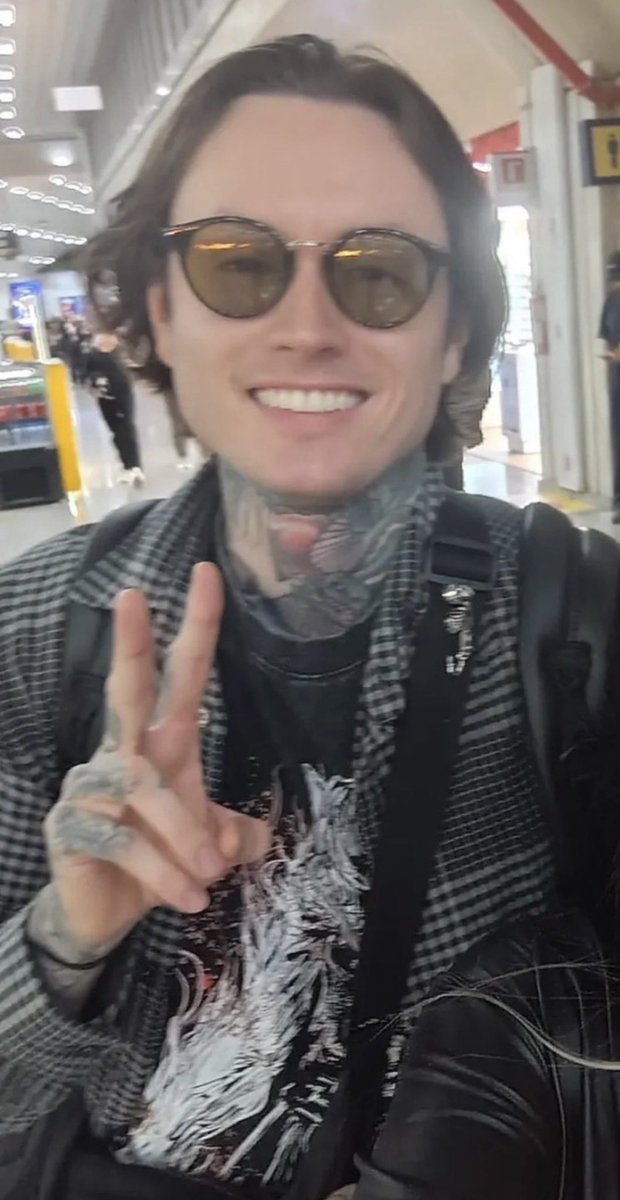 bleedurlove's tweet photo. me when i’m the cutest and smiliest guy at the airport https://t.co/KzReNCnqHK