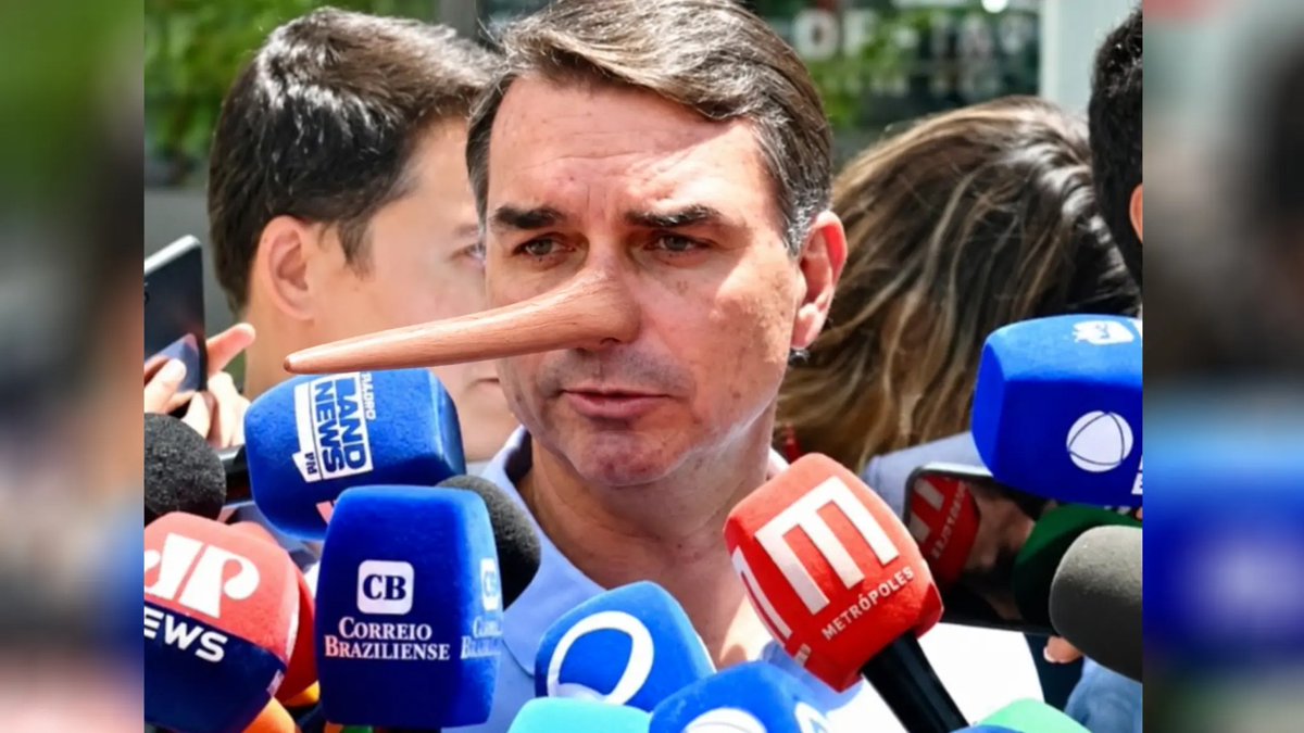 BlogdoNoblat's tweet photo. Mais uma vez, o candidato do PL à Presidência da República, Flávio Bolsonaro, foi pego na mentira a respeito do dinheiro que o banqueiro Daniel Vorcaro deu supostamente para bancar o filme sobre o pai de Flávio, o ex-presidente Jair Bolsonaro. O senador havia declarado que os repasses de Vorcaro cessaram em maio de 2025, mas a revista piauí revelou que o banqueiro enviou mais US$ 1,666 milhão em setembro daquele ano para o Havengate Development Fund, o fundo americano que administrava o dinheiro do filme Dark Horse, conforme relatório do Conselho de Controle de Atividades Financeiras (Coaf). Há ainda mensagens que indicam outro pagamento em outubro.
Já se perdeu a conta de quantas vezes o candidato declara algo sobre esse assunto e é obrigado a se desdizer quando surgem evidências de que ele não falou a verdade. Definitivamente, não é o comportamento que se espera de um postulante à Presidência da República, que por definição deve ser honesto. Pode até ser que haja eleitores para os quais isso não importa, e as pesquisas de intenção de voto mostram que talvez eles sejam muitos, mas idealmente não se pode esperar que o governo do País seja entregue a alguém que é cronicamente incapaz de dizer a verdade. Nisso, aliás, puxou ao pai, que mentiu a mais não poder para chegar à Presidência e, depois, para governar. Deu no que deu.
Desde que sua relação com Vorcaro veio a público, Flávio não esclarece os fatos espontaneamente. Tem seguido um rito: nega enquanto pode e só admite o que uma nova prova o obriga a reconhecer.
Para piorar, o senador insiste em dizer que se tratava de “dinheiro privado” para “um filme privado”. Ora, chamar o dinheiro de Daniel Vorcaro de “privado” é uma falácia. Há cada vez mais indícios de que o caixa do Banco Master, de Vorcaro, era abastecido também por dinheiro descontado de aposentados em empréstimos que, segundo as investigações, eles nem sabiam que haviam contratado. Ou seja, estavam sendo roubados. Há, ainda, recursos de regimes de previdência de Estados e municípios e bilhões obtidos com a venda de carteiras suspeitas ao Banco de Brasília (BRB), um banco público.
O imperador Vespasiano dizia que pecunia non olet, isto é, que dinheiro não tem cheiro, razão pela qual, para efeitos tributários, pouco importa de onde ele veio. Flávio Bolsonaro espera que a mesma lógica sirva para justificar seus negócios com o banqueiro que protagonizou o maior golpe da história do sistema financeiro nacional. Mas o dinheiro de Vorcaro tinha cheiro, sim, e era muito ruim: foi fruto de fraude generalizada, que inclui dinheiro afanado de aposentados. Se Flávio Bolsonaro, na condição de candidato a presidente, acha que ninguém tem nada com isso porque o dinheiro de Vorcaro é supostamente “privado” e que não há nada de errado em se relacionar financeiramente com um criminoso, a quem tratou afetuosamente como “irmão”, está obviamente enganado.
Por isso, a história da dinheirama que Daniel Vorcaro despejou generosamente a título de financiar o projeto cinematográfico da família Bolsonaro ainda está muito longe de ser uma “página virada”, como deseja Flávio – sobretudo porque pairam no ar as suspeitas de que o dinheiro serviu não apenas para bancar o tal filme mequetrefe, mas também para sustentar a dolce vita do deputado cassado Eduardo Bolsonaro nos Estados Unidos e para ser usado na campanha eleitoral deste ano, de forma obviamente irregular.
Tudo isso está sendo investigado pela Polícia Federal e, mais dia, menos dia, será esclarecido. Até lá, presume-se que Flávio Bolsonaro se manterá agarrado à palavra mágica “privado” para tentar encerrar o assunto e, ao mesmo tempo, continuará terceirizando responsabilidades, como faz quando atribui à produtora do filme a obrigação de prestar contas. Ora, foi ele quem pediu o dinheiro a Vorcaro, foi ele que cobrou os pagamentos e, portanto, é ele quem deve explicações. (editorial do Estadão)