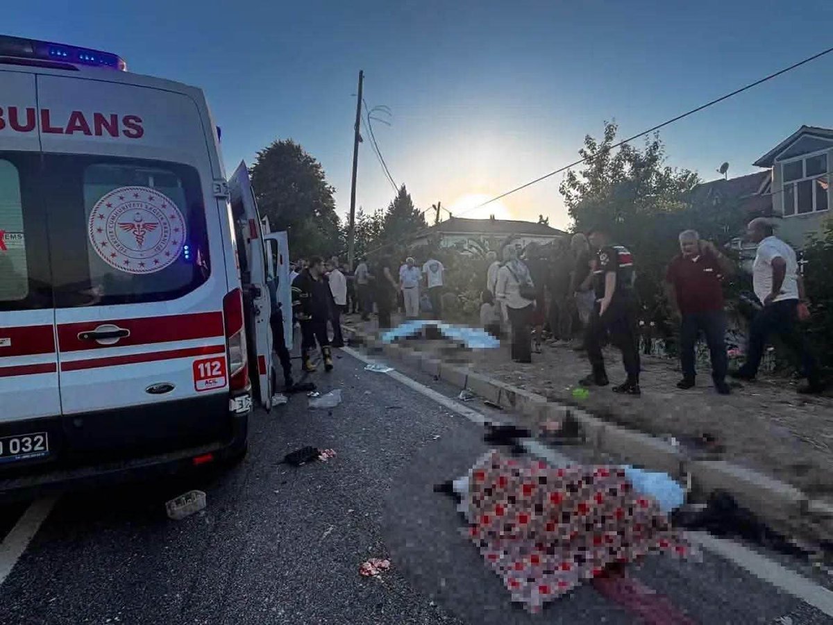 AdemAvan018's tweet photo. Düzce’de katliam gibi kaza: 4 ölü, 8 yaralı!
Akçakoca-Alaplı yolu üzerinde TIR ile “patpat” olarak bilinen tarım aracının çarpışması sonucu meydana gelen feci kazada ilk belirlemelere göre 4 kişi hayatını kaybetti, 8 kişi yaralandı.
#Düzce #Akçakoca #Kaza #SonDakika #TrafikKazası https://t.co/GepX1fFPtr