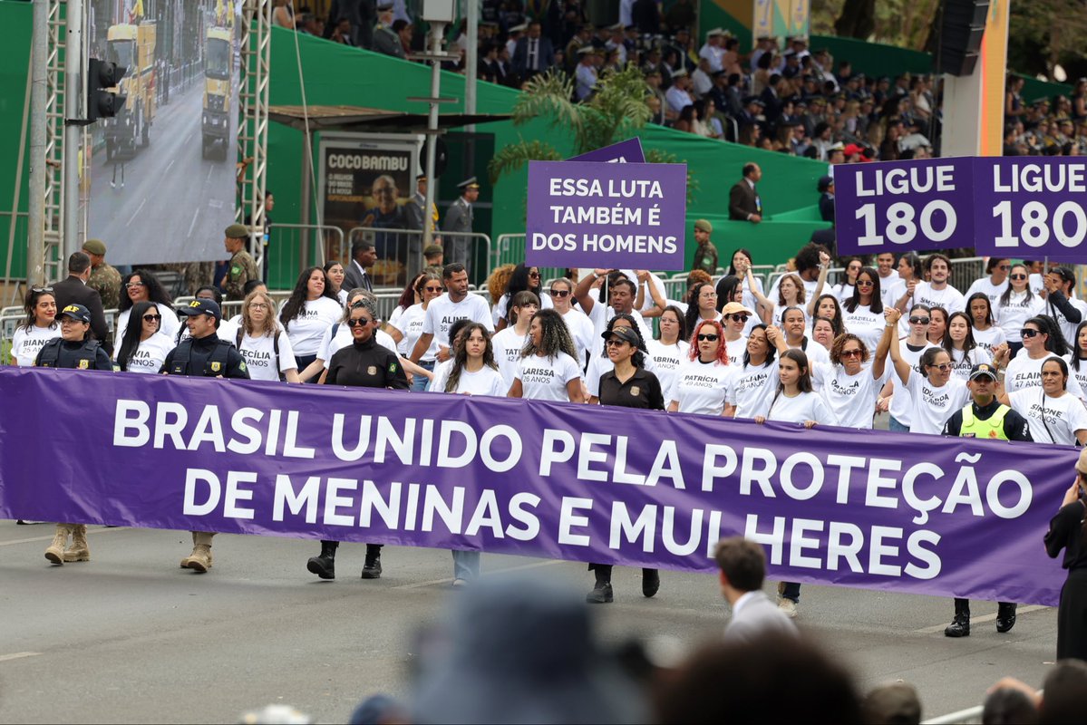 Durante o desfile, participantes levam faixa pela proteção de mulheres e meninas. Foto: Fabio Rodrigues-Pozzebom/Agência Brasil