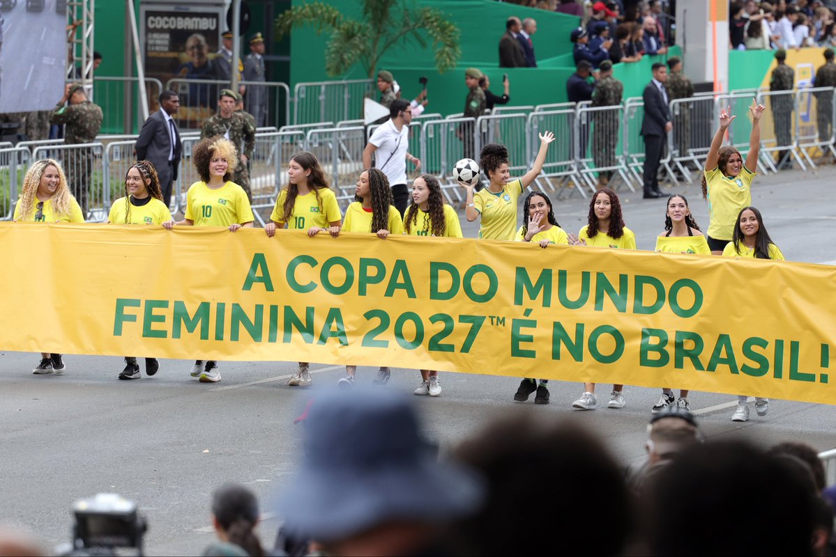 Participantes levam faixa alusiva à Copa do Mundo Feminina 2027. Foto: Fabio Rodrigues-Pozzebom/Agência Brasil