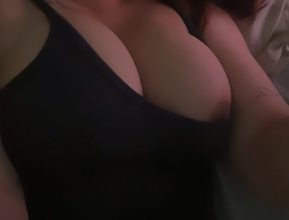 braydensaaxw's tweet photo. 这玩意儿 谁敢 张嘴 接一下 呀 #巨乳 #大胸 https://t.co/E1dSgcffk4