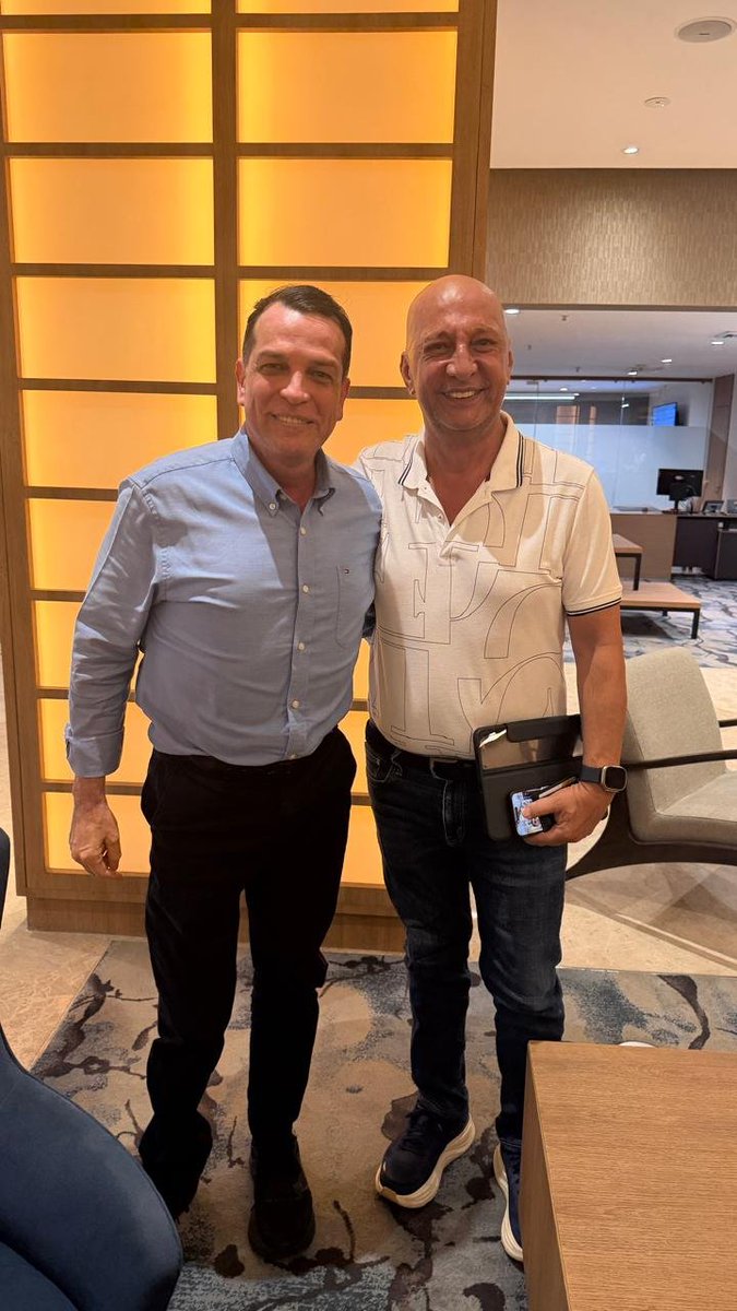 ADnoticias_'s tweet photo. De Expersonero a Personero. @gerardomcastri y Manuel Laureano Torres encuentro en la oficina móvil de @personeriacali. el terremoto dejó a la personeria sin oficina en el CAM https://t.co/5y94mtRWij