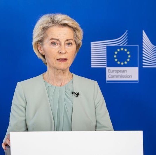 TribunePop23's tweet photo. 📂🇫🇷 FLASH — Dans une lettre consultée par l’AFP, Emmanuel Macron réclame à Ursula von der Leyen une interdiction européenne des réseaux sociaux aux moins de 15 ans, quelques jours après la censure de sa loi par le Conseil constitutionnel !

Sympa la démocratie. https://t.co/fB5fmzr4KF
