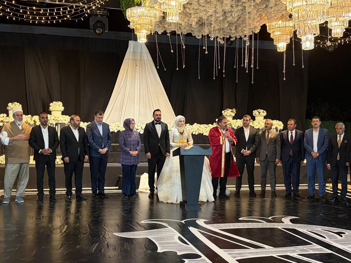 MehmetEkinci63's tweet photo. Bugün kıymetli insan Yaşar Kaya’nın kızı, birlikte çalıştığımız dönemde ekibimizin en değerlisi Emre’nin kızkardeşi Büşra kızımız ve Kaplan Ailesi’nin evladı M. Nabi’nin hayatlarını birleştirdiği bu özel günde, nikah şahitliklerini yapmanın mutluluğunu yaşadık.
Kaya ve Kaplan ailelerinin bu güzel heyecanını paylaşıyor, yeni evli çiftimize bir ömür boyu mutluluk, huzur ve birliktelik diliyorum. Rabbim iki cihan saadeti nasip eylesin.