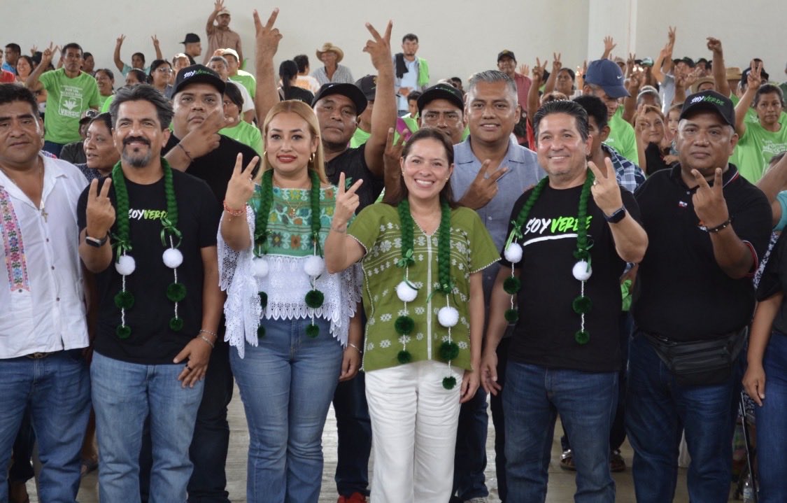 karencastrejont's tweet photo. Escuchar a la comunidad y dialogar de frente del auditorio municipal de Azoyú es la mejor manera de seguir avanzando. En este marco, felicito sinceramente a la Profesora #ArizbeBautista por su toma de protesta como Coordinadora Municipal, deseándole el mayor de los éxitos en esta encomienda.

Agradezco al diputado @MdelamoraT y a @aaangli por su compromiso y por hacer posible este encuentro. ¡En unidad y con trabajo real, hacemos un Guerrero cada vez más grande!