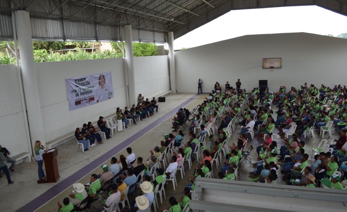 karencastrejont's tweet photo. Escuchar a la comunidad y dialogar de frente del auditorio municipal de Azoyú es la mejor manera de seguir avanzando. En este marco, felicito sinceramente a la Profesora #ArizbeBautista por su toma de protesta como Coordinadora Municipal, deseándole el mayor de los éxitos en esta encomienda.

Agradezco al diputado @MdelamoraT y a @aaangli por su compromiso y por hacer posible este encuentro. ¡En unidad y con trabajo real, hacemos un Guerrero cada vez más grande!