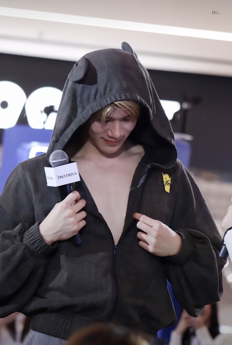 gemiibunny's tweet photo. I love me some pretty chest men.... https://t.co/pBqeECwtAq