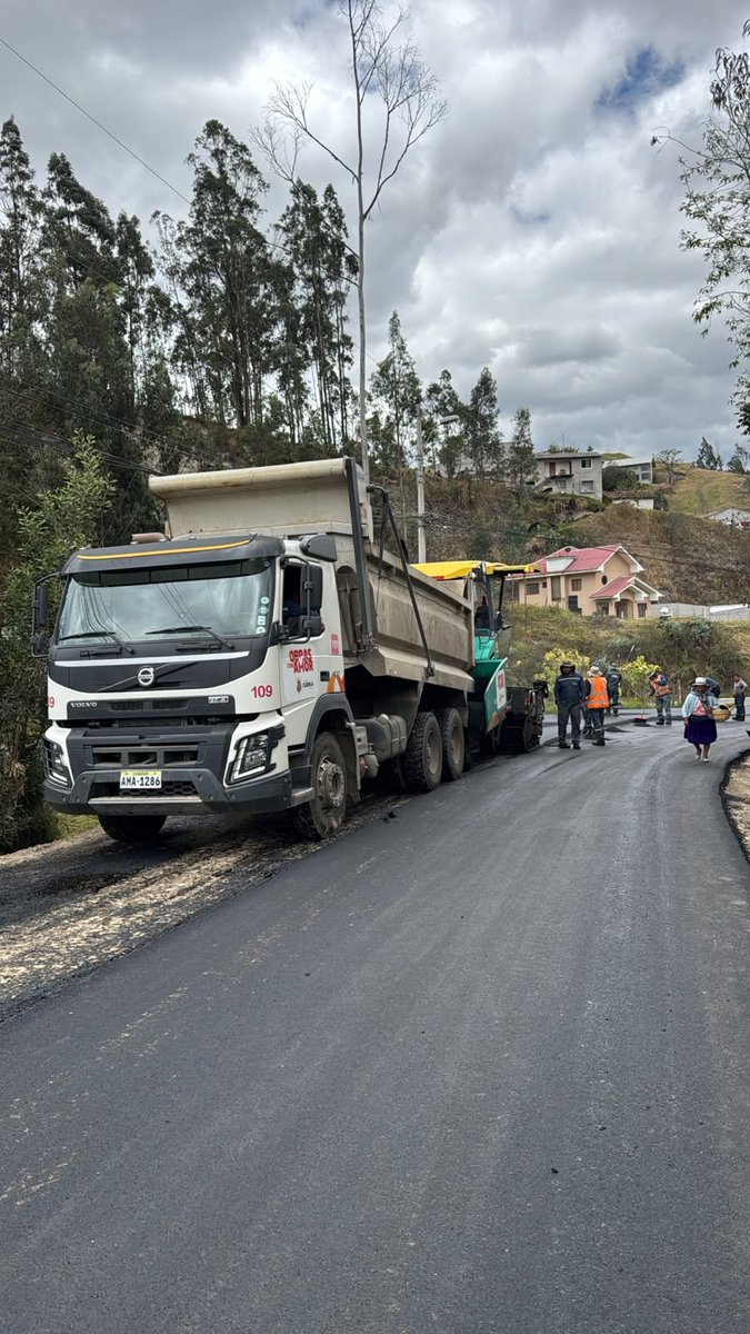 OOPPCuenca's tweet photo. 🚧 Turi se transforma

Avanzamos con el asfalto de la vía Punta Corral / 5 Esquinas /Patapamba, que pertenece a Turi, una obra que mejora la movilidad, conecta comunidades y abre nuevas oportunidades para las familias de la ruralidad.

💪❤️ Más camino más progreso para Cuenca. https://t.co/LVoZGe76bo