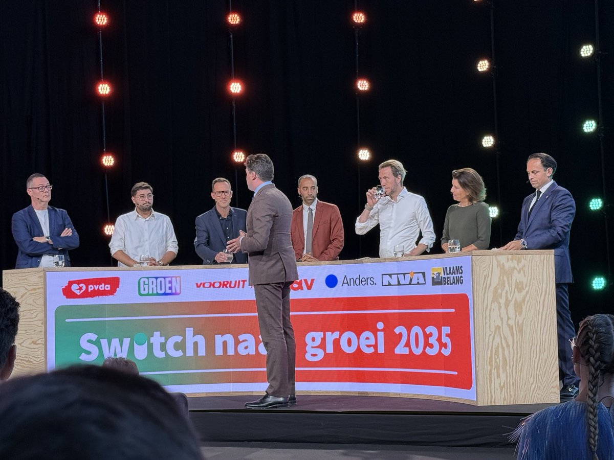 FredericErens's tweet photo. Hetzelfde podium, dezelfde praatjes, dezelfde partijen die de afgelopen 15 jaar aan de knoppen zaten. Behalve één. 
Laat je niets wijsmaken: @tomvangrieken is de enige die géén verantwoordelijkheid draagt voor de huidige malaise. Doorbreek de gevestigde orde! #debat #Voka #VB https://t.co/F1TIQCzcpc
