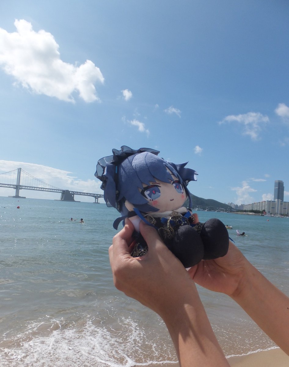 hinaus418's tweet photo. ぬいぐるみって何なんだろう。
初めての海外旅行で写真一枚も残さなかった自分が、今ではこの姿を素敵な景色の中に残したくてわざわざ動くようにまでなった。
もしこの子を失くしてしまったら、手元からいなくなる寂しさよりも、誰にも気に留められないまま道端を転がってボロボロに傷んでいく姿を想像することのほうがずっと怖い。
のめり込みすぎるのはきっとあまり良いことではないと思うけど、この愛情まで��戒したいとも思わない。