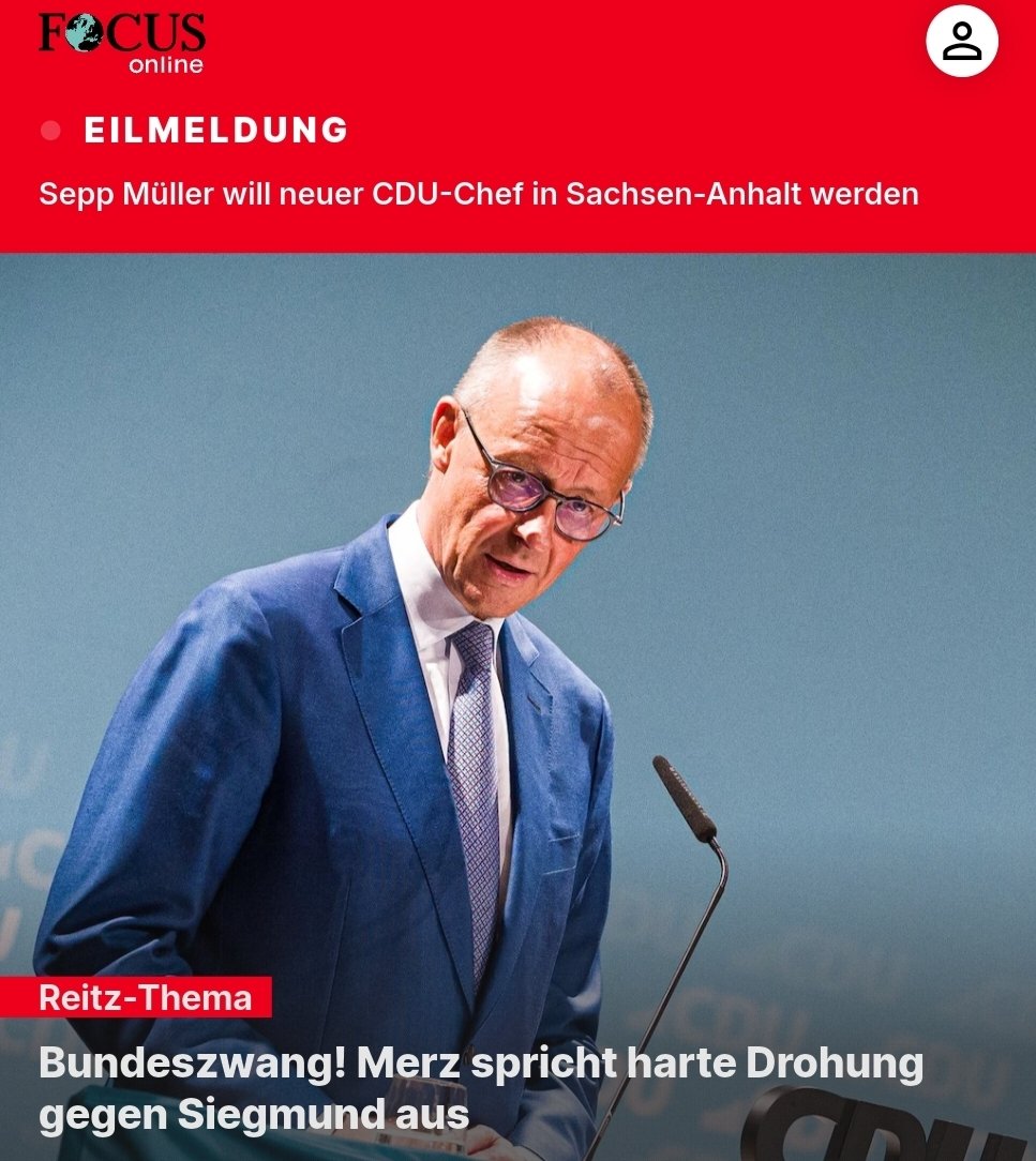Mueller_NJ_USA's tweet photo. Wie ein Ertrinkender

Friedrich Merz schlägt um sich. Nach dem Absturz der CDU in Sachsen-Anhalt greift der Bundeskanzler zu einem Mittel, das in der Geschichte der Bundesrepublik noch nie angewendet wurde: dem Bundeszwang nach Artikel 37 des Grundgesetzes. Das ist keine souveräne Amtsführung. Es ist die Bewegung eines Politikers, der den Boden unter den Füßen verliert.

Die Wahl vom 6. September 2026 hat die Union auf 17,2 Prozent zurückgeworfen. Die AfD kam auf 43,8 Prozent. Ulrich Siegmund sicherte sich den klaren ersten Platz. Am Morgen danach erklärte er, sich rechtstreu zu verhalten. Die AfD sei eine Rechtsstaatspartei. Wenige Stunden später warf Merz der Partei vor, demokratische Institutionen und Spielregeln infrage zu stellen. Er drohte mit dem Bundeszwang. Besonders schwer wiegt der Satz: „Bei uns wird Macht erteilt, nicht ergriffen.“ Damit rückt der Kanzler einen demokratischen Wahlsieg in die Nähe einer Machtergreifung.

Artikel 37 des Grundgesetzes erlaubt dem Bund, ein Land zur Erfüllung seiner Pflichten anzuhalten, wenn es diese nicht wahrnimmt. Das Instrument bedarf der Zustimmung des Bundesrates. Es ist gerichtlich überprüfbar. Es wurde seit 1949 nicht eingesetzt. Verfassungsrechtler bezeichnen es als rostiges Schwert. Wer es zieht, um politische Differenzen mit einer gewählten Landesregierung auszutragen, riskiert eine Niederlage vor Gericht – und damit eine noch größere politische Blamage als die bereits erlittene.

Genau das macht die Drohung so aufschlussreich. Merz legt keine konkreten Rechtsverstöße vor, die den Einsatz dieses Mittels rechtfertigen würden. Er spricht allgemein von Institutionen, die infrage gestellt würden, und von Einwanderungs- und Ausländerpolitik, deren Grundzüge in Berlin bestimmt würden. Das ist keine juristische Begründung. Das ist eine politische Kampfansage an den Wahlsieger, formuliert am Tag nach der eigenen Niederlage.

Das Muster wiederholt sich. Zuerst fehlte die Selbstreflexion über das eigene Abschneiden. Dann folgte die Internationalisierung des Problems: Russland, hybride Bedrohung, Freude 2.500 Kilometer östlich von Berlin. Nun kommt die härteste innenpolitische Keule, die das Grundgesetz kennt. Wer so handelt, korrigiert nicht seinen Kurs. Er versucht, den Untergang aufzuhalten, indem er um sich schlägt.

Ein Kanzler, der nach einem halbierten Landesverband und verlorenen Direktmandaten dem Sieger mit einem nie angewendeten Verfassungsinstrument droht, offenbart Schwäche. Die Bürger in Sachsen-Anhalt haben gewählt. Die Aufgabe der Verlierer besteht darin, das Ergebnis zu achten und die eigenen Fehler zu benennen. Merz tut das Gegenteil. Er stilisiert den Ausgang zur Systemfrage und kündigt Zwang an, bevor eine Landesregierung überhaupt gebildet ist.

Das ist das Verhalten eines Ertrinkenden. Er greift nach dem letzten verfügbaren Halt – und gefährdet dabei mehr als nur die eigene Position. Wer den Bundeszwang als erste Antwort auf eine Wahl ins Spiel bringt, zeigt nicht Stärke des Rechtsstaats. Er zeigt, dass er den Souverän nicht mehr als Auftraggeber, sondern als Gefahr betrachtet. Genau darin liegt der eigentliche Offenbarungseid.