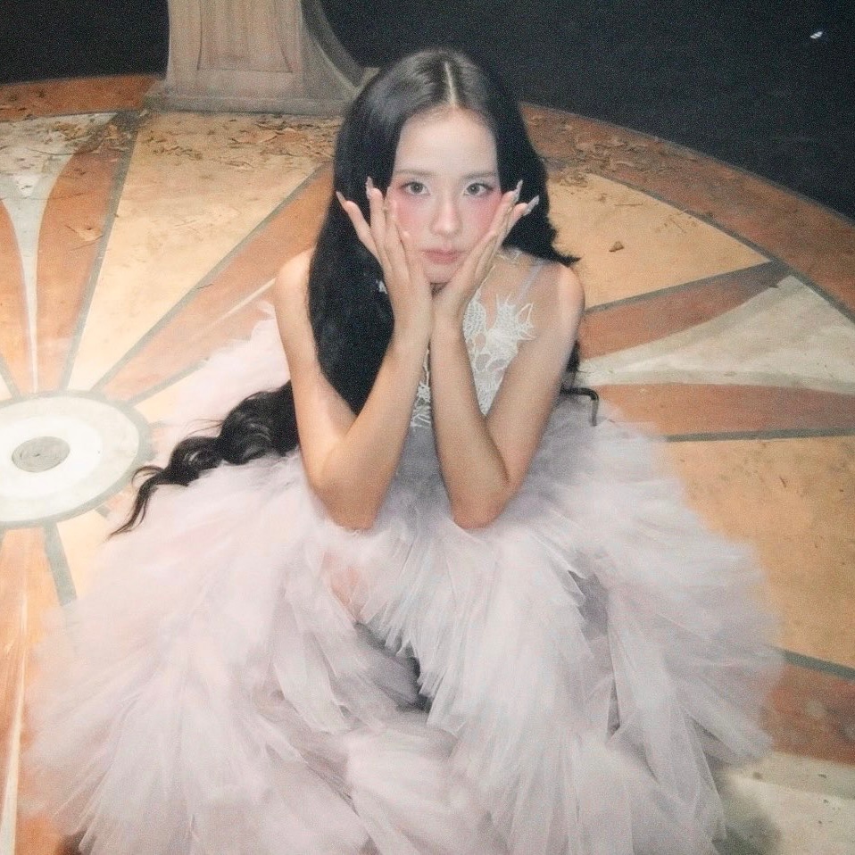 TheePopCore's tweet photo. JISOO stuns in new photos from the set of her “CLICK” music video. https://t.co/PR7tcEcVOQ