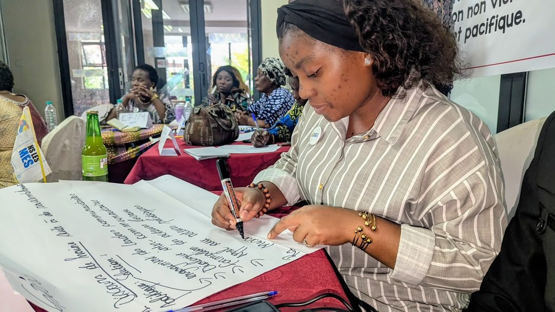laprunelleasbl's tweet photo. #Goma : La Prunelle RDC engagée pour une communication au service de la paix

Mme #Martine #Lwanzo, Coordonnatrice Provinciale de La Prunelle RDC asbl au Nord-Kivu, a participé, vendredi 4 septembre 2026 au Centre d’accueil #Bakanja à Goma, à une conférence-débat sur la communication non violente, organisée par le mouvement Rien Sans Les Femmes, dans le cadre du projet Tufaulu Pamoja II, financé par @SwedeninDRCongo @SweAmbDRC à travers @CAFOD .

Placée sous le thème « Communication non violente : un levier pour la paix et la cohésion sociale », cette rencontre a réuni des femmes et des jeunes autour du rôle de la communication dans la prévention des tensions, la lutte contre les rumeurs, les discours de haine, la stigmatisation et la désinformation.

Les échanges ont également porté sur les situations de communication susceptibles d’alimenter les tensions dans la communauté et sur les moyens de promouvoir des pratiques favorisant le dialogue et la cohésion sociale.

À travers les différentes interventions, les participants ont rappelé que les femmes et les jeunes sont des acteurs importants de la paix et qu’ils peuvent contribuer à prévenir les conflits en adoptant une communication fondée sur l’écoute, le respect, la tolérance et le dialogue.

 « Nos paroles peuvent construire la paix. Choisissons donc le dialogue, le respect et la tolérance. »

La rencontre a également permis aux participants de réfléchir collectivement aux engagements à prendre en faveur d’une communication non violente et responsable.

Pour La Prunelle RDC asbl, cette participation traduit l’importance accordée à la promotion d’une communication qui contribue à prévenir les tensions, rapprocher les communautés et renforcer une culture de paix au Nord-Kivu.

#LaPrunelleRDC #MartineLwanzo #CommunicationNonViolente #Paix #CohésionSociale #Goma #TufauluPamoja #Femmes #Jeunes #Dialogue #RienSansLesFemmes