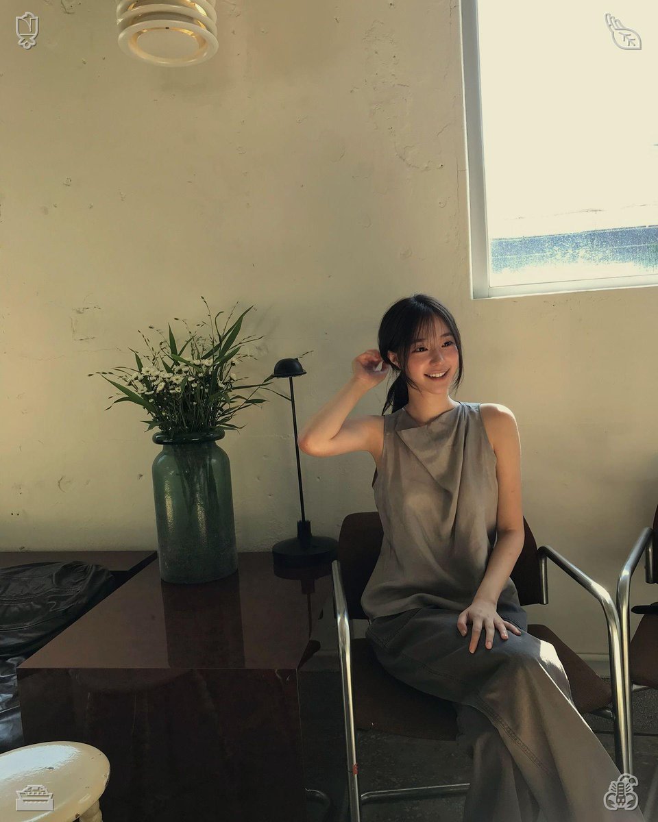 TimBain19's tweet photo. A drawing pen resting in her bag. Clara feels a subtle pang in her chest, though it's softer now—less of the biting hurt she’s come to know. She shares with Lila the memories of summers from her youth, when she’d assist her grandma in sowing daisies and gathering tomatoes, th https://t.co/rsNLmF05CJ