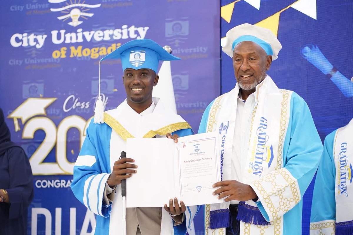 wardisom4's tweet photo. Alxamdulillaah Congratulations 🤲🎓

Today’s achievement by Abdirahman Kulane is truly a moment of joy and pride. Despite being blind, he has shown us that with ambition, hard work, and determination, no obstacle is too great.

Congratulations, Abdirahman! 
 this is only the beginning of many more incredible achievements to come, Insha’Allah🧑‍🦯