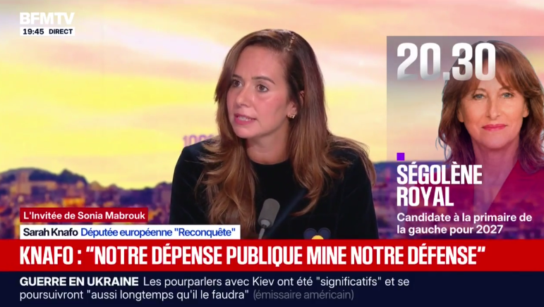 HenriGauthier19's tweet photo. 🚩Analyse perso sur l'interview Mabrouk/Knafo 

➡️ Une première moitié malaisante.

👉 Sur le soutien financier à l'Ukraine, personne n'a rien compris à sa position. Mabrouk a posé la question 3 ou 4 fois, en insistant. Knafo se borne à répéter : "je vous ai répondue".

👉 La manière d'impliquer Mabrouk dans ses réponses était maladroite, avec des trucs du style : "Vous êtes d'accord Mme Mabrouk non ?". Evidemment, ça a poussé Mabrouk à mettre des limites.
C'était pas élégant de la part de Knafo, connaissant la polémique que suscite son arrivée sur BFM. 

👉 L'anecdote sur De Gaulle a été coupée avec raison par Mabrouk. C'était long et laborieux. De façon plus générale, que la classe politique arrête avec les tiroirs historiques, étalage d'une pseudo-culture. Une citation ça passe, mais ça ne doit pas aller au delà sur des trucs qu'ont eu lieu il y a plus de 60 ans. 

👉 J'ai trouvé Knafo très maniérée en première partie, beaucoup trop. Si bien que je me suis demandé si elle n'avait pas eu un coaching comm tout frais. 

👉 A la réflexion, je pense que non, je pense qu'elle évacue le stress de deux manières : les petites manières (toucher ses cheveux sans arrêt, mouvement des mains, plissement des yeux), et un ton docte qui fait un peu prétentieuse ou péremptoire. De mon point de vue elle gère son stress en étant la plus logique & rationnelle possible, ce qui donne ce côté "première de la classe" qui peut vraiment rebuter. 

👉 Elle a dit 4 ou 5 fois à Mabrouk qu'il était temps de parler du livre. Ça faisait très vendeuse de tapis qui s'impatiente, et ça faisait très mauvais genre.
Alors soit elle ne venait que pour ça, mais l'autre hypothèse, c'est qu'elle voulait retomber sur "son périmètre" vis à vis de EZ et ne pas empiéter. 

Bref, première partie à moitié ratée de mon point de vue.

➡️ Une deuxième partie bien meilleure

👉 Elle était plus détendue, en terrain connu avec la présentation de son livre. 

👉 A noter que c'est plutôt très bien préparé. Bien sûr, on voit les répétitions d'une émission sur l'autre et des éléments de langage. Mais il y a quand même une certaine variété. Après, Mabrouk est quand même une sacrée intervieweuse, c'est du petit lait. 

👉 Knafo a carrément descendu Macron sur sa gestion de l'Algérie. Ça fait toujours plaisir car c'était bien amené. 

👉 Là où je trouve que Knafo fait une erreur, c'est de parler de son livre comme le programme eco de R! C'est maladroit (et ça peut tuer les ventes), elle aurait mieux fait, à mon avis, de dépolitiser son livre. 

👉 Je n'ai pas trouvé les attaques contre le RN très violentes. On sent que les frictions supposées côté RN sont considérées comme une fenêtre d'opportunités.

👉 Je ne peux pas m'empêcher de voir des incongruences dans la personnalité de Knafo. Par exemple, quand elle parle d'humilité, c'est pas congruent avec ce qu'elle projette. Je ne sais pas à quoi ça tient.

➡️ Verdict 

Je lui mets un 7/10 sur le fond (vraiment, l'Ukraine, ne pas être clair là dessus ça craint, mais l'attaque sur l'Algérie était pas mal). 

Sur la forme, je suis plus mitigé, un petit 5/10.