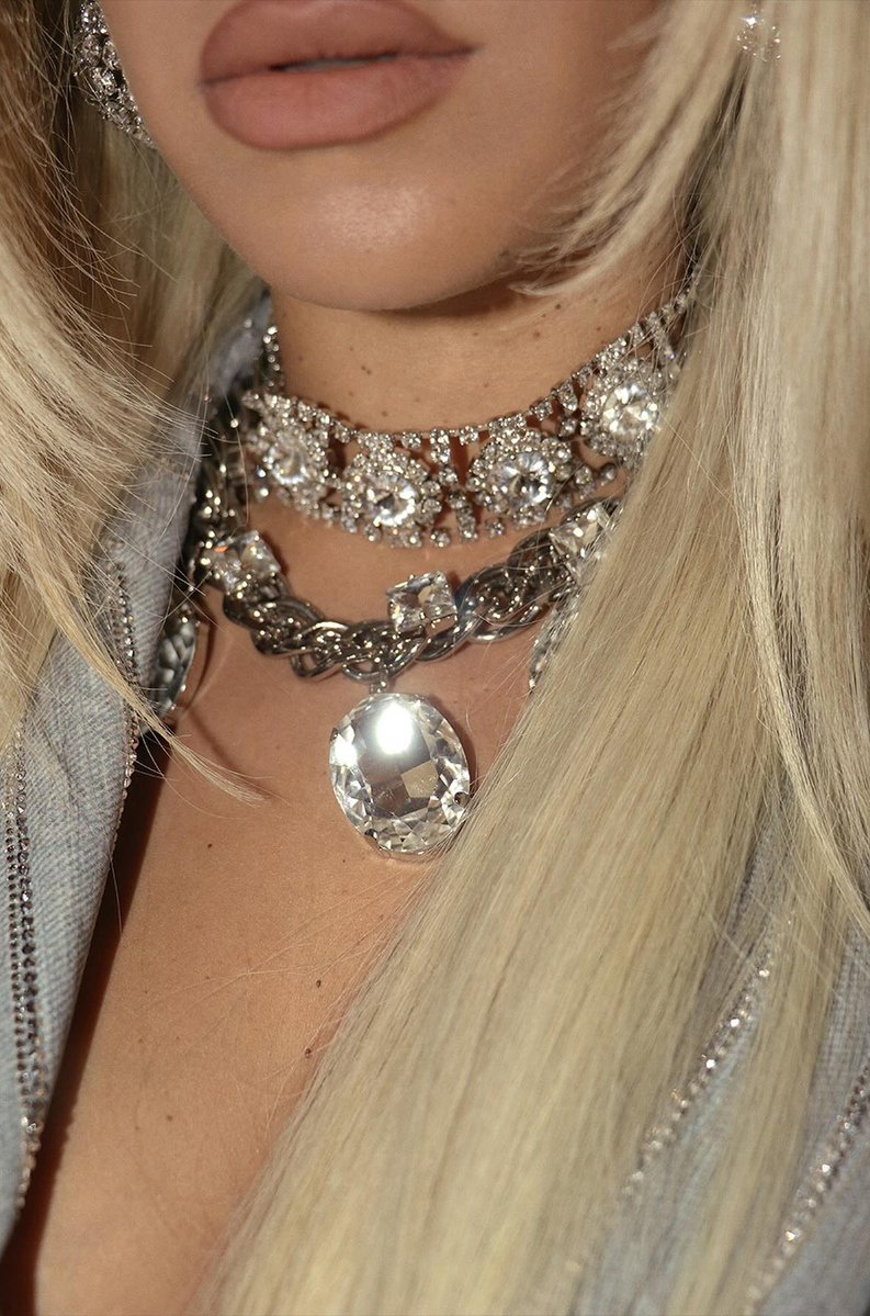 yoursbey's tweet photo. got diamonds on my neck, got diamonds on my records https://t.co/VzW0Jg2b1y