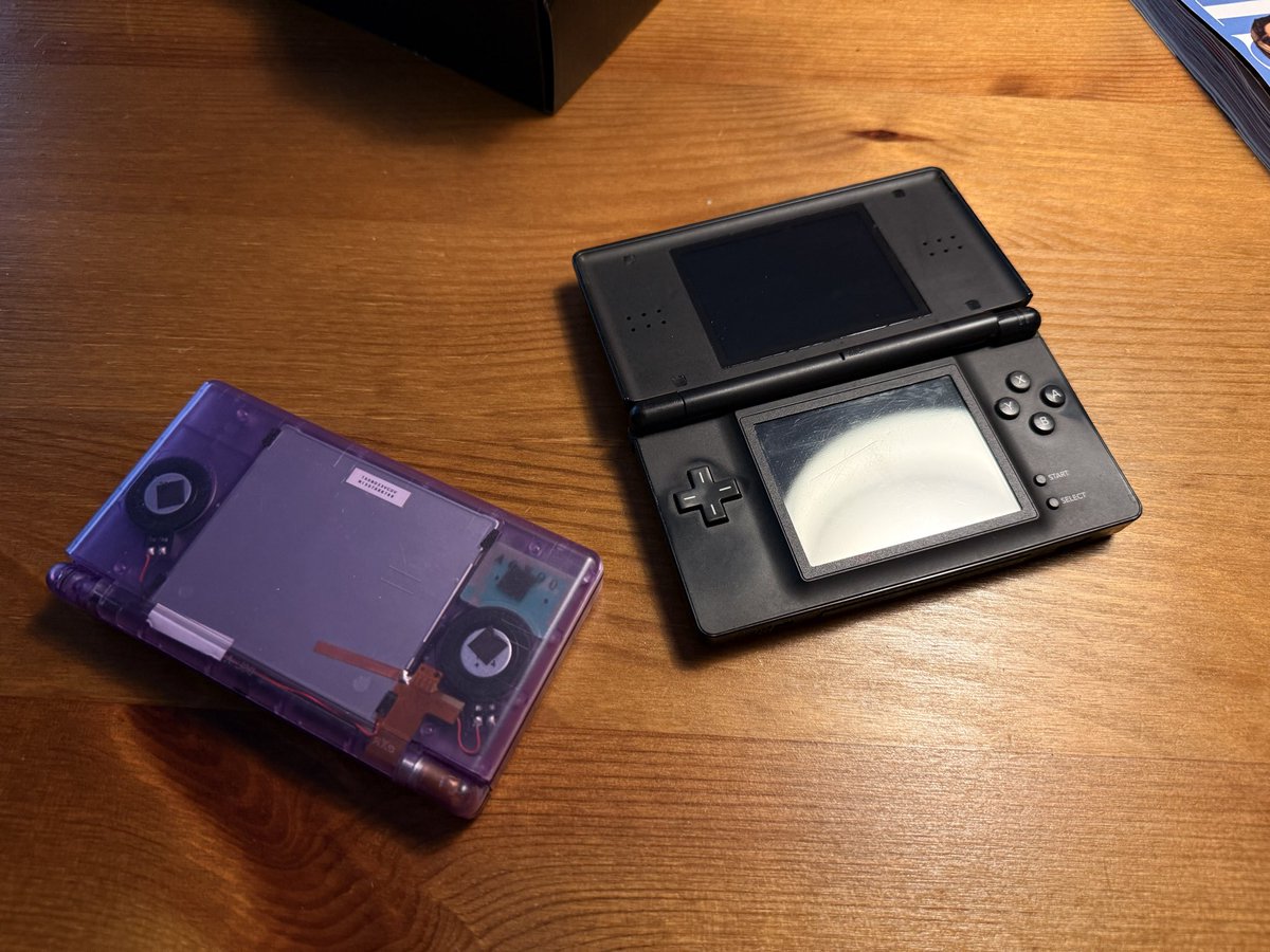 Ecki107's tweet photo. DS Shell Swap Teil 2: Hab jetzt von einem anderen DS, dessen Top defekt ist, das Mainboard inkl. unterem Bildschirm in mein Projekt eingesetzt. Jetzt habe ich endlich einen vollständig funktionierenden DS mit linker Schultertaste und Touchscreen! https://t.co/0dJ5KFkLWu