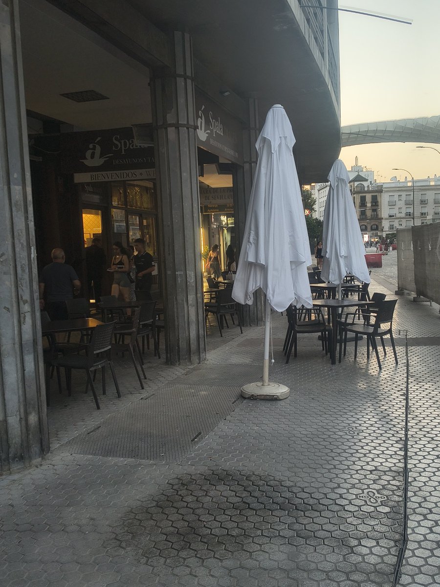 fatimaaboza's tweet photo. Amplían la acera y ya ponen más mesas @Ayto_Sevilla. La hostelería es lo importante en esta ciudad 🫠 https://t.co/biSZ04dsGb