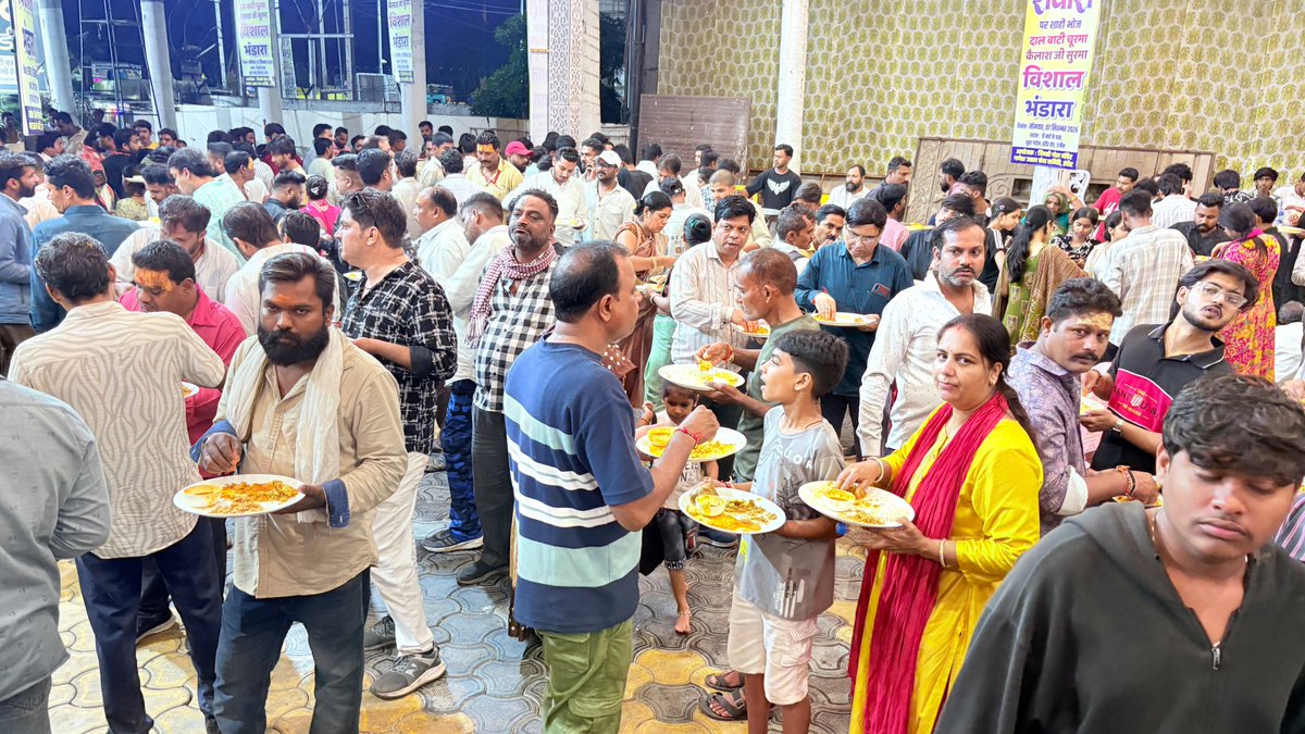 KailashOnline's tweet photo. आज उज्जैन में भगवान महाकाल की भादों मास की शाही सवारी के अवसर पर आयोजित विशाल भंडारे (प्रसादी) में सम्मिलित होकर सेवा करने का सौभाग्य प्राप्त हुआ।

इस अनुपम सेवा आयोजन के लिए जिन्सी गोल मंदिर, गणेश उत्सव समिति इ��दौर के सभी सदस्यों का हृदय से अभिनंदन एवं हार्दिक बधाई।

जय श्री महाकाल 🚩