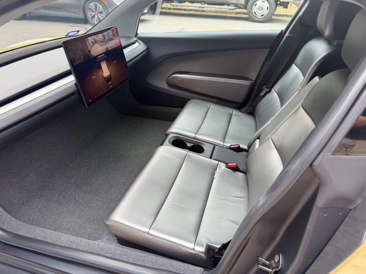 TenaciousTek's tweet photo. No tipping 

No mysterious smells

No awkward small talk 

No listening to shitty music 

Why would anyone take an Uber again? https://t.co/lokCwqhMBg
