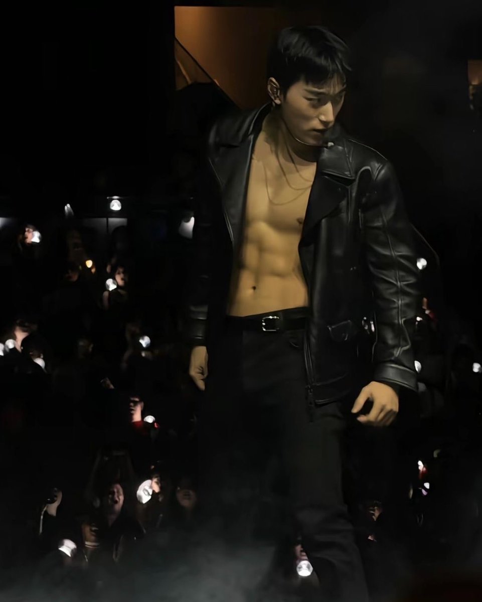 evrthrea's tweet photo. smth about him in leather jacket https://t.co/0DjCmkTTxQ