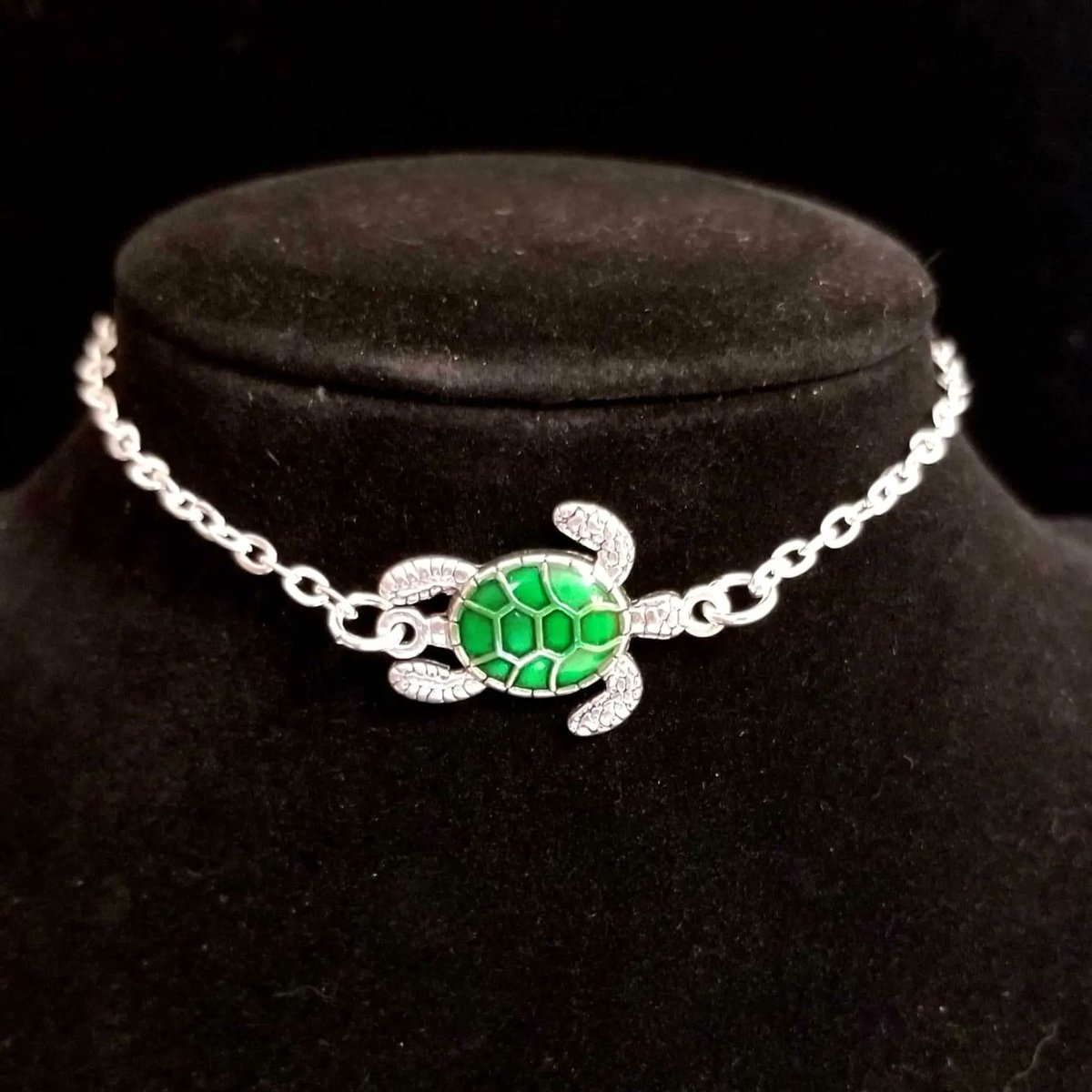 TrendingNowGift's tweet photo. Enameled Turtle Charm Anklet #jewelry #anklet #anklets #anklebracelet #handmadeanklet #handmadejewelry #handmadegift #giftforher #boho #Bohemian #turtle #turtles #turtlejewelry #turtleanklet
https://t.co/2CbOfxz9cy via @Etsy https://t.co/up5EVJuRsq