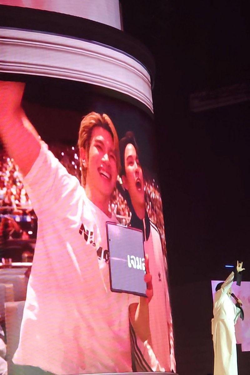chobtalaymai's tweet photo. ซีนที่เจมหันไปเห็นโฟ้ดชูป้าย แล้วเจมหันกลับมาหน้าเวทีโบกมือให้โฟ้ดอะ มานั่งดูรูปแล้วแบบ อะไรไม่รู้ชั้นน้ำตาซึม ㅠㅠ ♡ https://t.co/XLSZ7DA61n