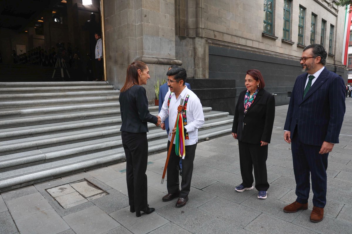 GobiernoMX's tweet photo. En la Ciudad de México, la presidenta @Claudiashein asiste al primer informe de la Suprema Corte de Justicia de la Nación.

La reforma al Poder Judicial reduce la corrupción y garantiza justicia; ahora, ministros, jueces y magistrados son elegidos por el pueblo de México. https://t.co/1R6YBxKBvk