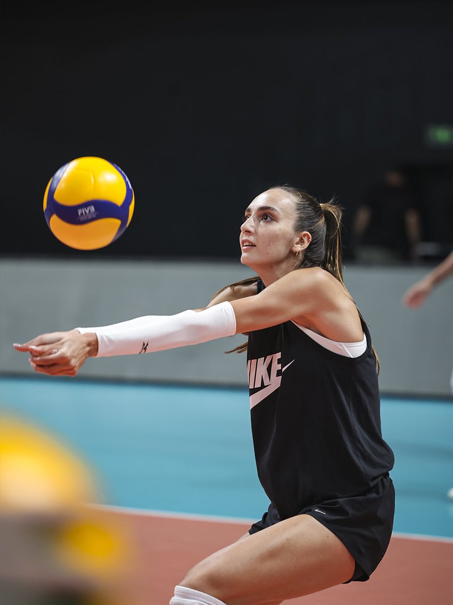 VakifBankSK's tweet photo. Takım toplanıyor 💛🖤
#ForMore https://t.co/UFJkvXRTEg