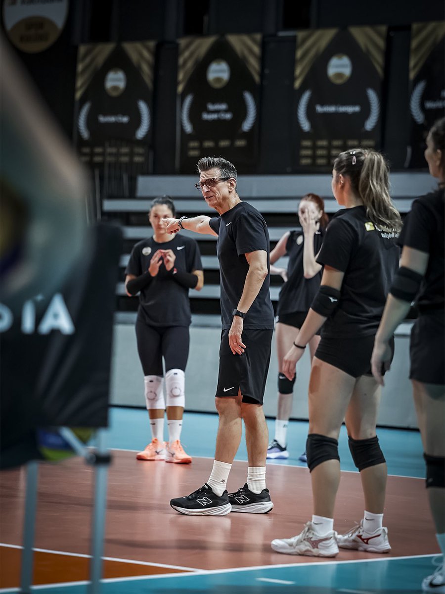 VakifBankSK's tweet photo. Takım toplanıyor 💛🖤
#ForMore https://t.co/UFJkvXRTEg