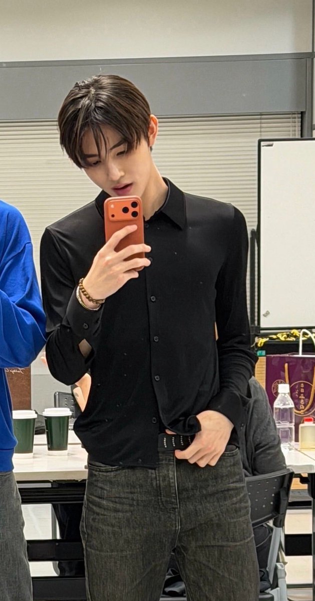 eomseaniee's tweet photo. i'm being extremely normal about seonghyeon wearing a black shirt https://t.co/A2JofChKXQ