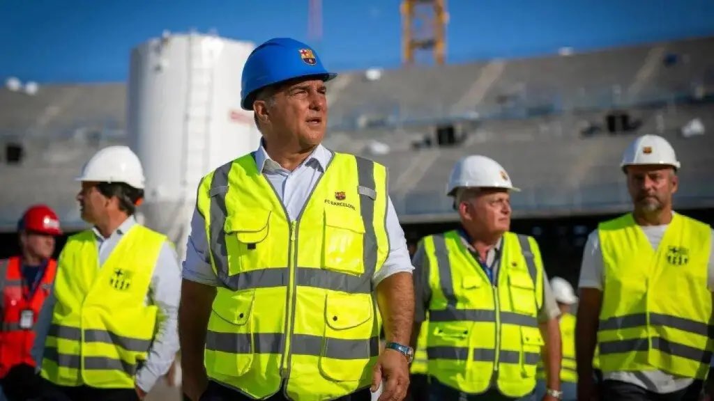 HMohedano_'s tweet photo. Conclusión bastante sencilla:

El Barça tiene un problema real de estructura financiera, por supuesto, pero no necesariamente implica que su deuda vaya a impagar.

Tiene una deuda muy elevada, por supuesto, una cobertura de intereses muy justa y una dependencia importante de que el nuevo estadio cumpla sus expectativas.

Por lo tanto, no creo que se deba “vender” la idea de club en quiebra, pero tampoco el “milagro económico” que muchos proclaman.

Se está navegando cerca del límite.