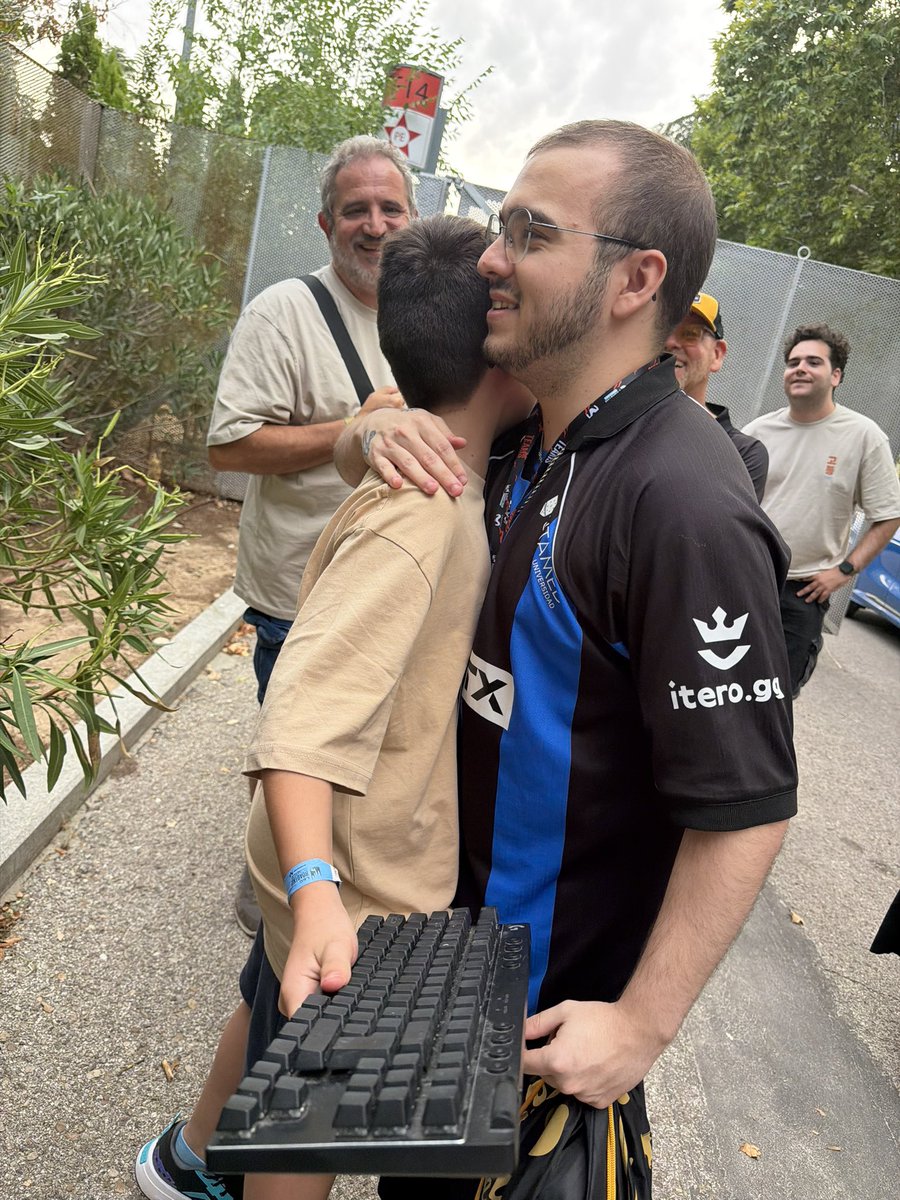 sandrapachong's tweet photo. Reconozco q se me ha caído alguna lagrimita volviendo a ver las fotos. Gracias de verdad @Flakked_LoL a parte de un gran jugador eres una gran persona . Gracias x el teclado! Haces grande este deporte, donde vas dejas marca 🙌🏼🙌🏼🎉 @inmasupongo eres un amor de persona graciasx1000 https://t.co/B3Imfg1xW9