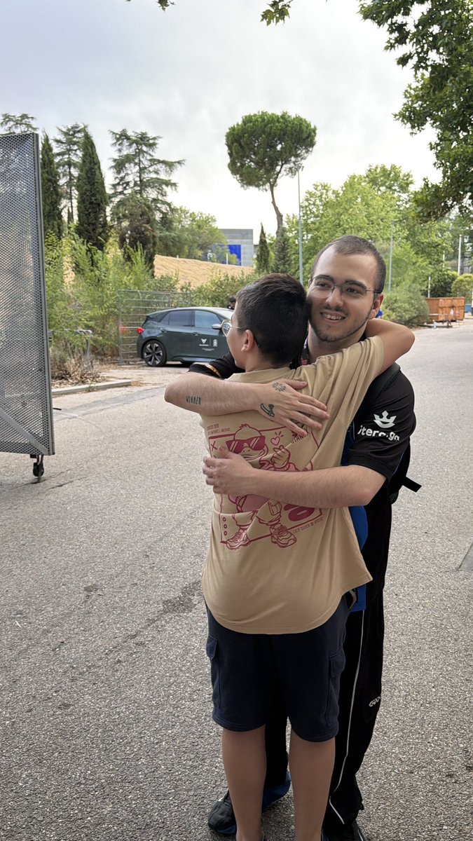 sandrapachong's tweet photo. Reconozco q se me ha caído alguna lagrimita volviendo a ver las fotos. Gracias de verdad @Flakked_LoL a parte de un gran jugador eres una gran persona . Gracias x el teclado! Haces grande este deporte, donde vas dejas marca 🙌🏼🙌🏼🎉 @inmasupongo eres un amor de persona graciasx1000 https://t.co/B3Imfg1xW9