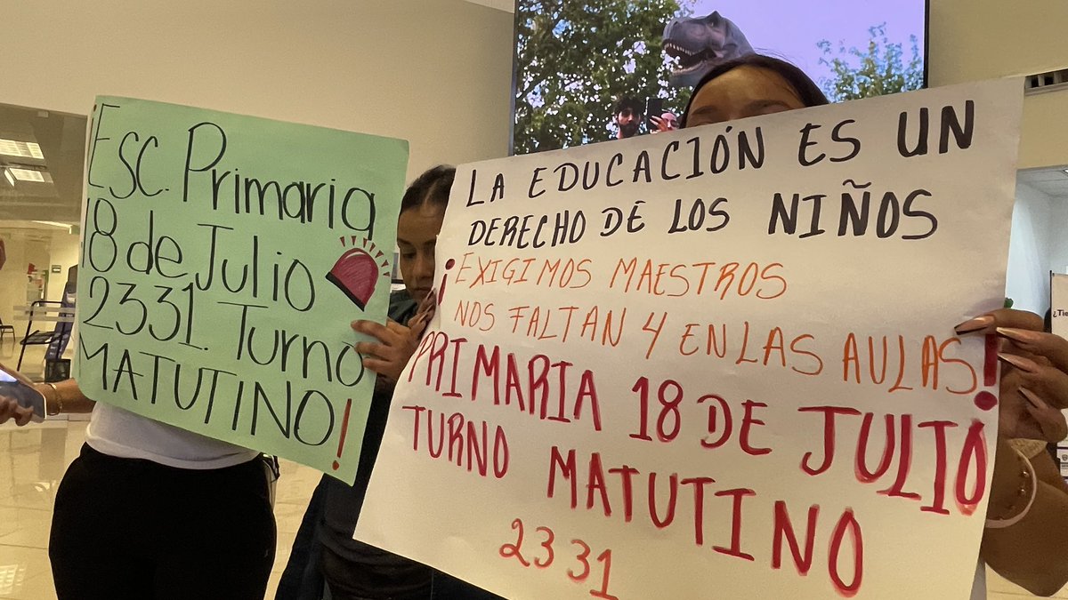 radioformulachi's tweet photo. #CiudadJuárez/ Padres de familia se manifestaron ante las oficinas de Educación del Estado para exigir maestros en planteles donde estudiantes permanecen sin clases. Señalan falta de atención y advierten riesgo de rezago escolar para niñas y niños juarenses. https://t.co/p2x3JMAsMJ