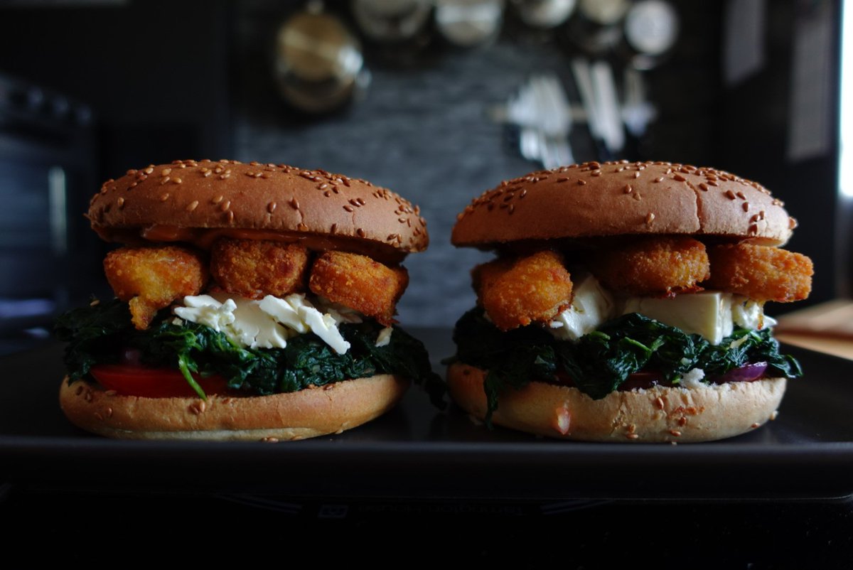 FitnessDevilX's tweet photo. #Mittagessen ...eins meiner Lieblingsgerüchte 😊🧑🍳
#FischstäbchenBurger 👍
#ProteinFood https://t.co/CmLDyYAkCZ