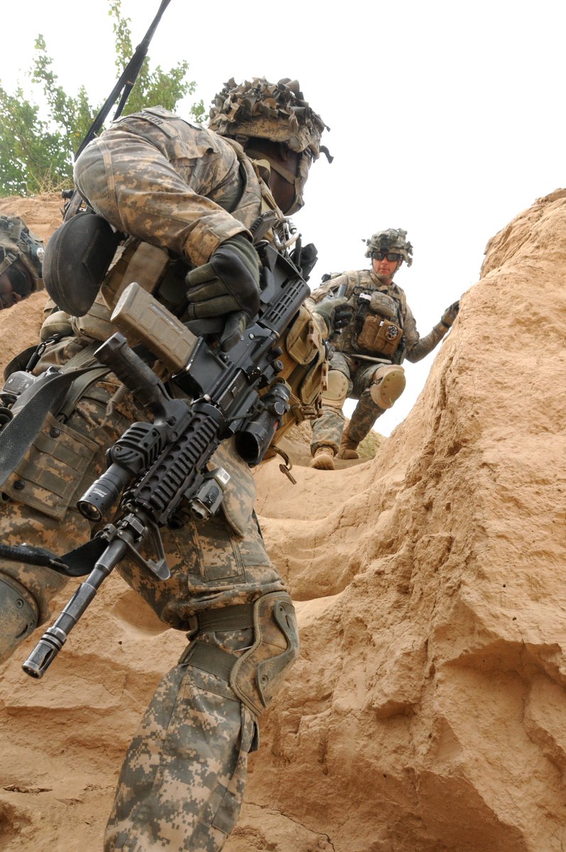 JDFguns's tweet photo. Mid 2000s US Army using PEQ-15A https://t.co/MnPRodsSBT
