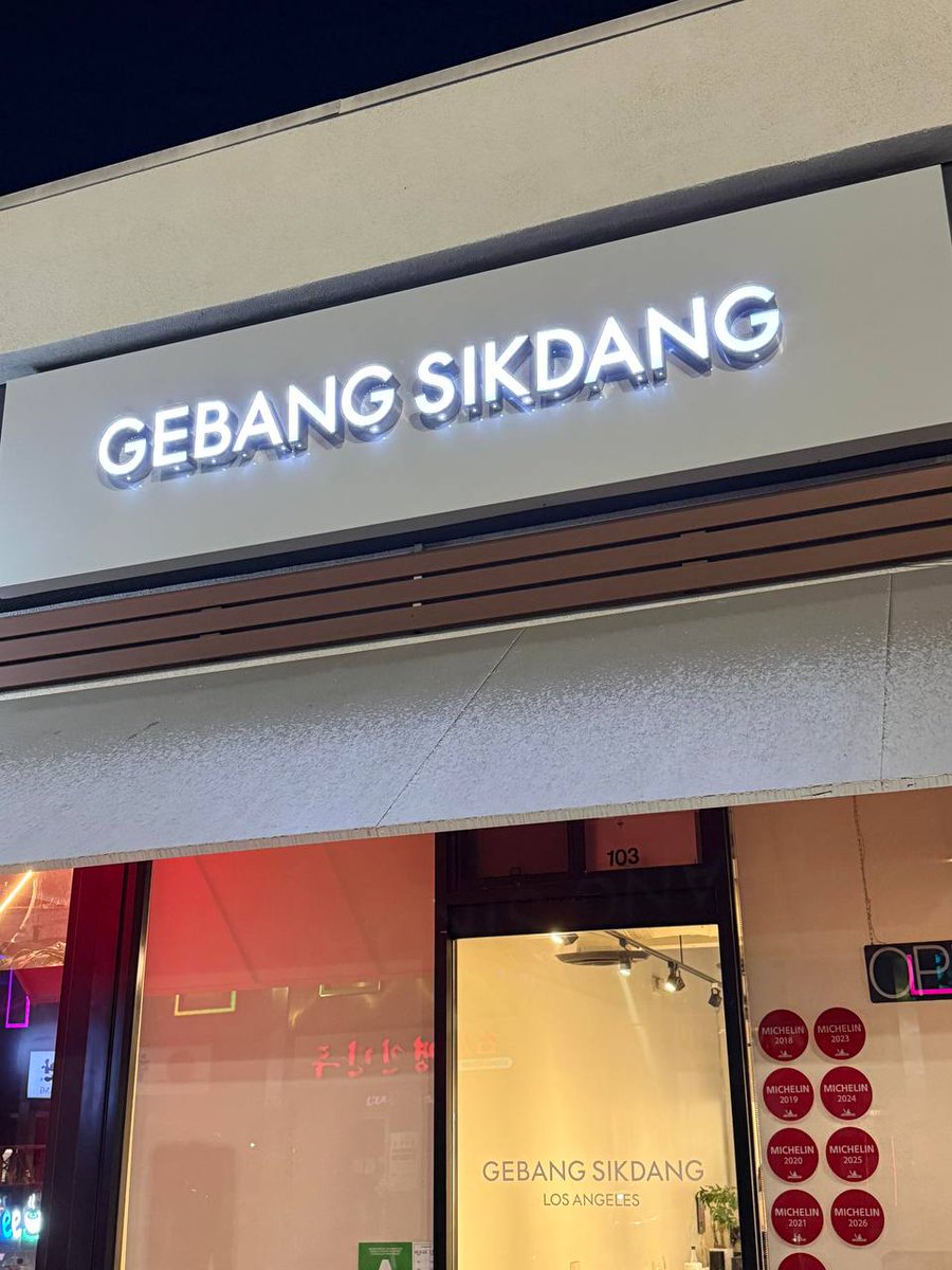 Keepsmilingqwer's tweet photo. Dinner in K-Town tonight at Gebang Sikdang.Soy-marinated crab with rice, shrimp, cold noodles, and a bunch of side dishes. Small spot, really good.#Koreatown #LAEats #LosAngeles https://t.co/RAEb7sekts