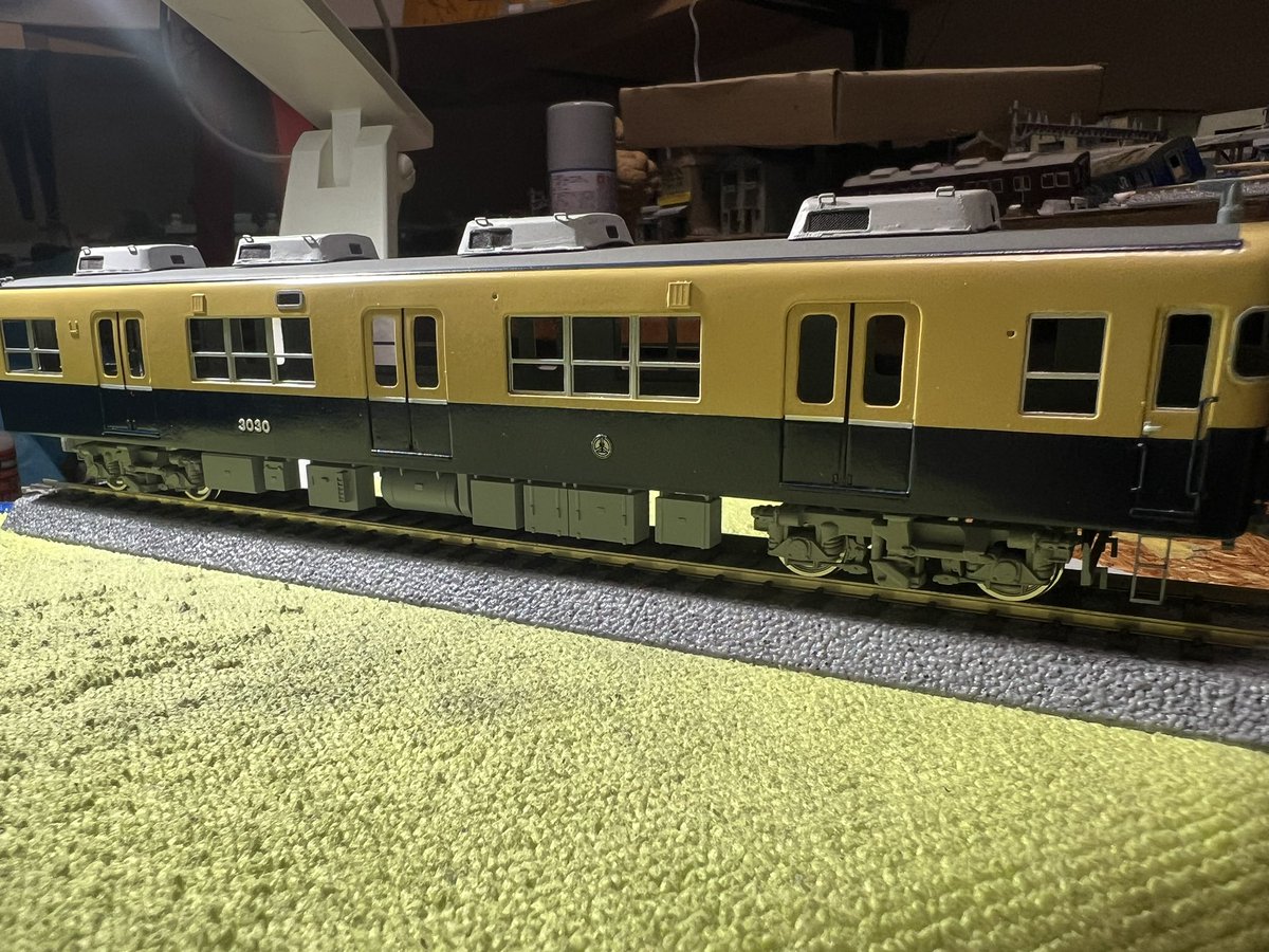 cndgwks's tweet photo. 16番山陽3000系製作記21
おはようございます
今朝は床下機器を1両取付けました。
仮でクーラーを載せてみました。
ドアレールの銀シールの端が剥がれた箇所があるので後で処理します。 https://t.co/LACaPzHQ6C