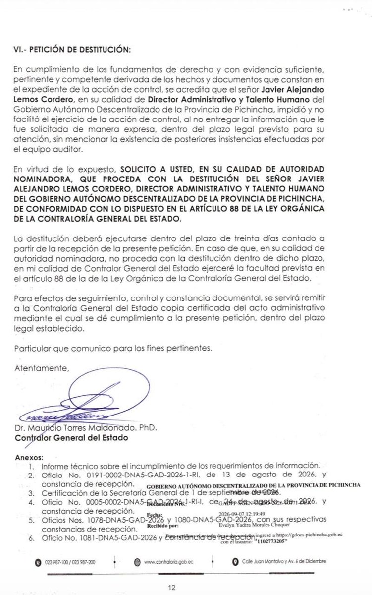 CarlaMaldonadoP's tweet photo. La Contraloría ordena destituir al director Administrativo de la @PichinchaGob 

El contralor Mauricio Torres envió un pedido formal a la prefecta de Pichincha, @PaolaPabonC,  para que destituya del cargo al director Administrativo de la entidad a @javalejo  Javier Lemos Cordero (Ver documento). 

¿La razón?    El servidor Lemos impidió y obstruyó el trabajo de control del organismo. 

La Contraloría estaba ejecutando un examen especial a la gestión de talento humano de la entidad: cumplimiento de la jornada laboral, asistencia, permanencia, gastos de personal, del período 1 de agosto de 2025 al 9 de marzo de 2026, con la orden de trabajo 0002-DNA5-GAD-2026-I. 

Pero el equipo de la Contraloría nunca pudo obtener la información solicitada a Lemos, aunque insistió seis veces. Incluso, la Contralora subrogante solicitó directamente a la prefecta Pabón, el 26 de agosto de este año, pero no tuvo respuesta.

La Contraloría se ampara en el artículo 88 de la LOCGE para solicitar la destitución de Lemos. La prefecta de Pichincha tiene 30 días para ello, si no lo hace, el propio Contralor puede ejecutar la destitución directamente. 

¿Por qué el director Administrativo no entregó la información de la Prefectura de Pichincha a la Contraloría?

¿La Prefectura de Pichincha oculta información?  ¿Es un modus operandi para librarse de los exámenes de la Contraloría y evitar las glosas y responsabilidades civiles, administrativas y penales? ¿Tiene malas prácticas administrativas? ¿Pagos indebidos?¿Actos de corrupción?