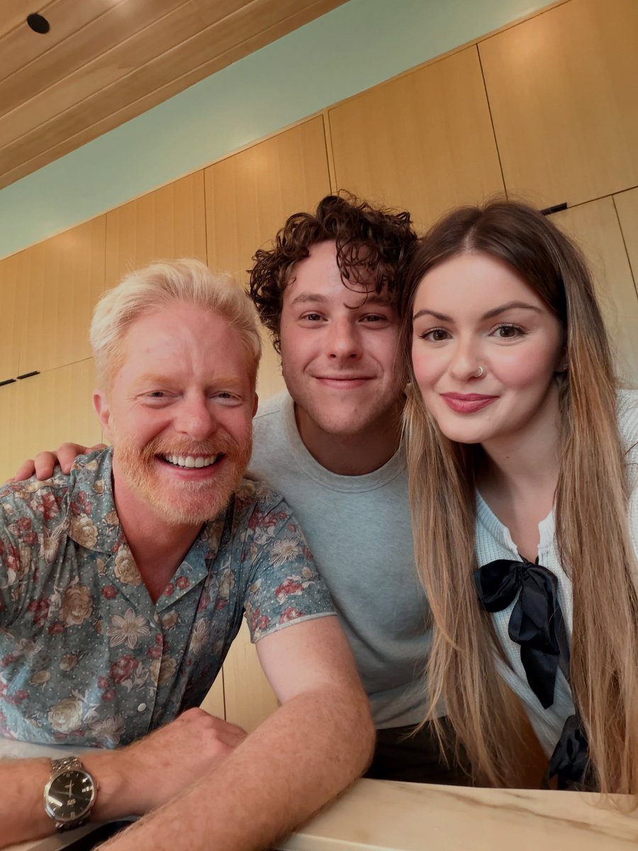 verasfabyolla's tweet photo. o reencontro de tio e sobrinhos 😭 eu amo como o elenco de modern family é realmente uma família https://t.co/0xv61nKdMj