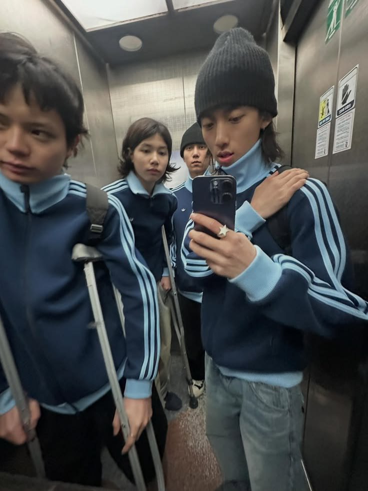 blumieshy's tweet photo. eh yang shotties juga ayok temenan, gua capek yapping sendiri soal lngshot... temen gua gaada yg shotties.. BUTUH ORG yg sepaham... sama gua... yappingin soal mereka.... udah cinta bgt ama ni grup ☹️🫂💟

#lngshot #ryul #ohyul #woojin #louis #shotties #lngshot4sho https://t.co/CiirDhEbF8