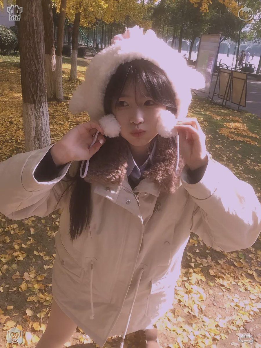 tossy932's tweet photo. Once more, she caught sight of the sparrow as it bounced down the trail, nibbling at scattered bits of food. This time, when she took a step closer, it remained perched, merely lifting its gaze toward her before returning to its feast—almost as if it had grown accustomed to her https://t.co/vHnaA8njB8