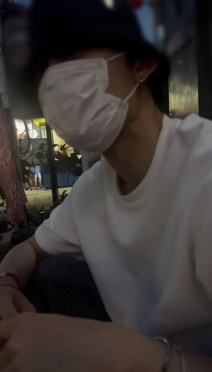 kunoreo_pp's tweet photo. ปอนด์อยากกินตามสั่ง แต่เดินหาร้านไม่เจอเลย คงเดินเมื่อยจนต้องนั่งพักอ่ะ เรื่องกินเราจริงจัง คนมันอยากกินอะ เข้าใจเลย แล้วฮีนั่งจ๋องอยู่ข้างทาง เอ็นดูมาก🐻🤏🏻
#ppnaravit https://t.co/awIP0hiQbF