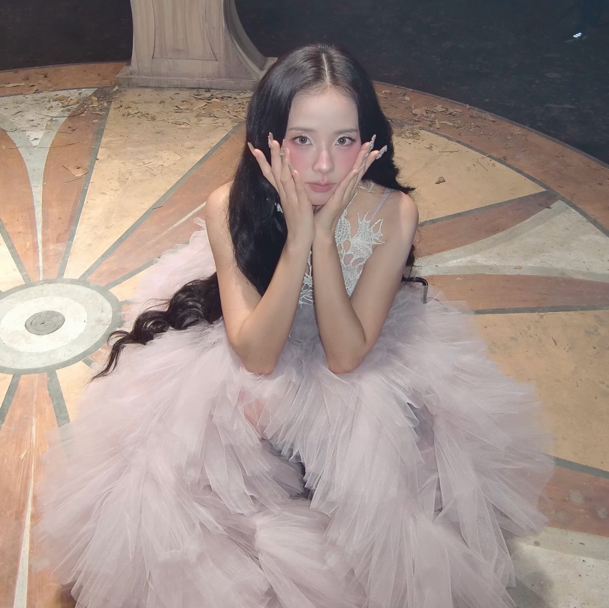 Genius_kor's tweet photo. #GeniusCharts | With “CLICK,” #JISOO earns her fourth #1 on the daily K-Pop chart in Genius Korea following “꽃 (FLOWER),” “Your Love,” and “earthquake”! 

https://t.co/emrzStVNKC https://t.co/RqAw7SeAIV