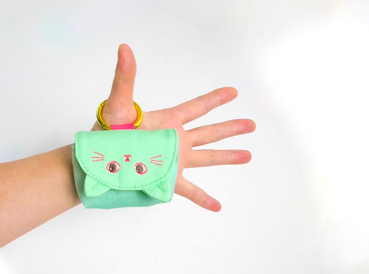 LALACLAP_'s tweet photo. 《宣伝させてください》

ミニミニサイズのねこポシェット♡
カラビナ付きでスマホショルダーに簡単に取り付けられる軽量ポーチ♪
ワイヤレスイヤホンサイズですが、中身はお好きなものを入れて便利にお使いください◎
スマホも可愛く盛れて気分が上がる⭐︎

https://t.co/yWyJMs8cgp 
#minne https://t.co/8qybr4U5cY